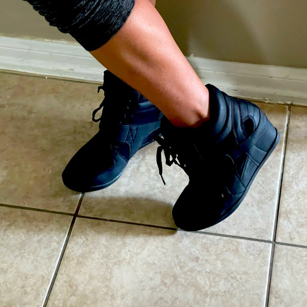 Wedge tennis shoes